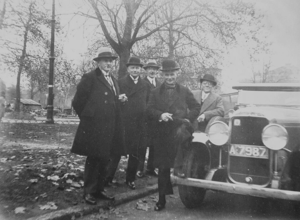 Founder of Woldring Verhuur next to his car